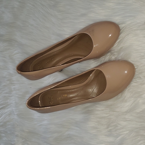 Clarks Nude Heels - Picture 1 of 8